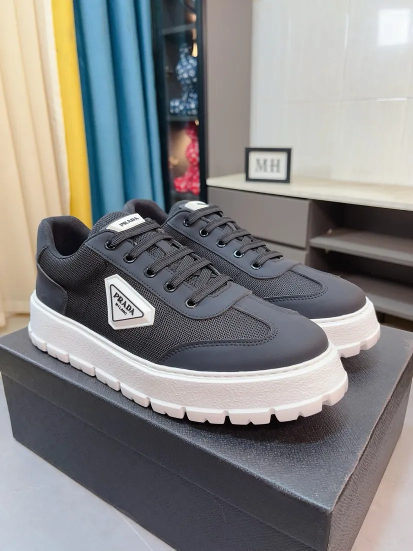 Men's shoes 💰440🌹🌹Prada 〈prada〉 luxury and fashionable high-end products ✊🔥The perfect last shape and top-notch handcrafting make this shoe immediately create a strong aristocratic atmosphere. Imported first-layer cowhide with brogue carving crafts💋Genuine leather lining🎶Rubber combination outsole specially imported from France for leather shoes😍Color: Mysterious Black☕️Size 38～44